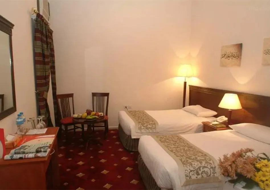 /media/umrah-images/2-single-beds%20%281%29.webp