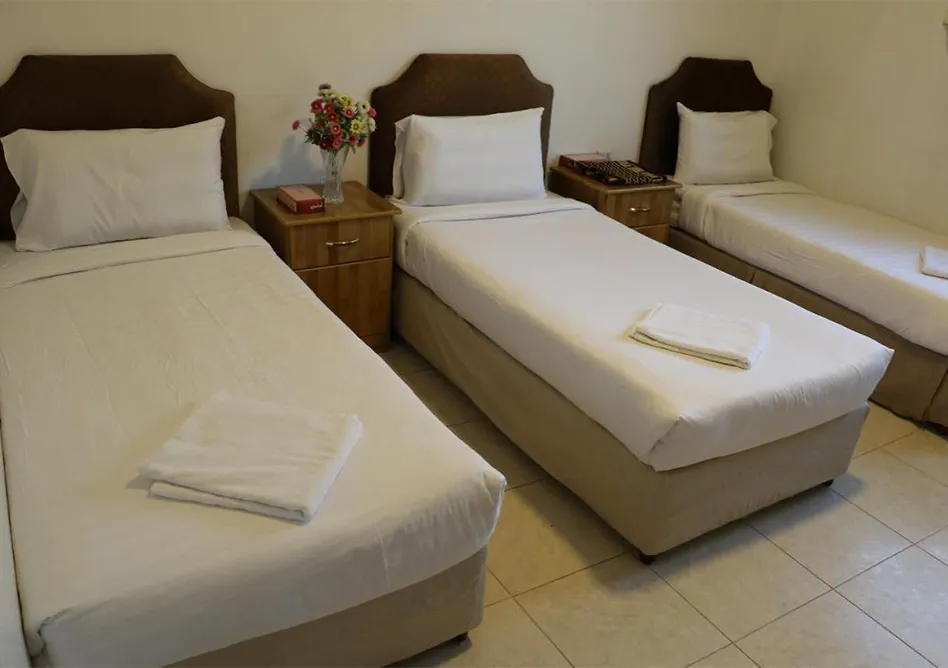 /media/umrah-images/3-single-beds%20%282%29.webp