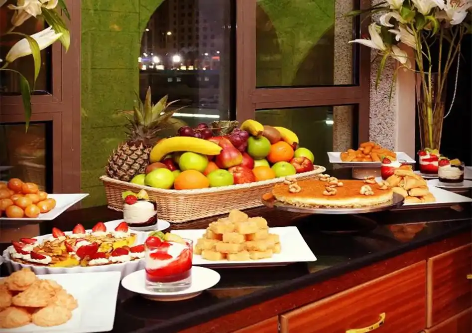 /media/umrah-images/food-area.webp