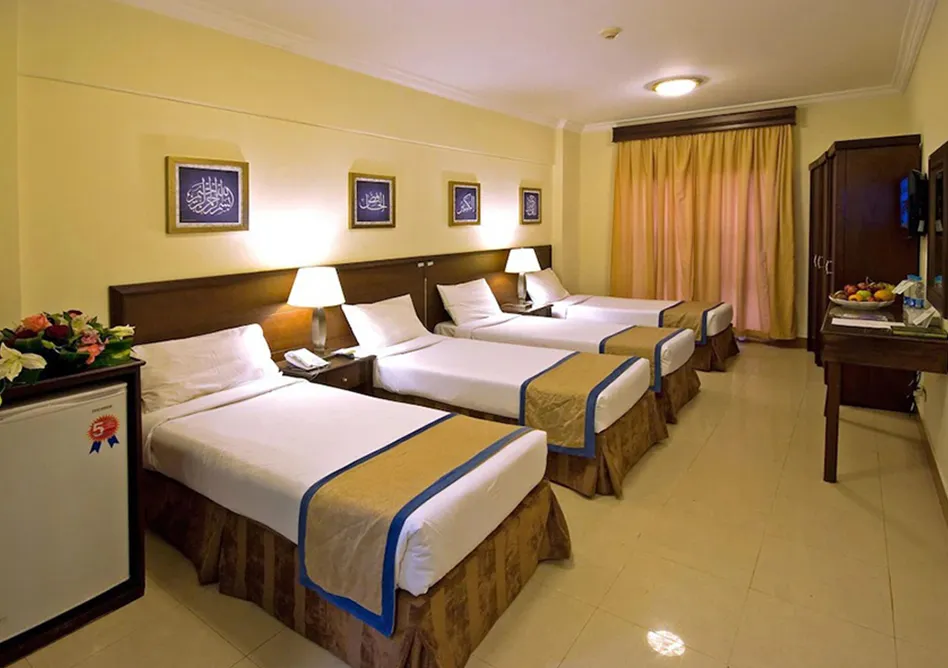 /media/umrah-images/four-single-beds-room%20%284%29.webp
