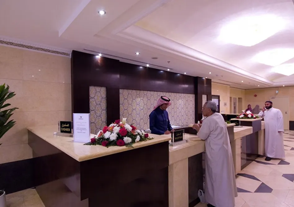 /media/umrah-images/front-desk%20%282%29.webp
