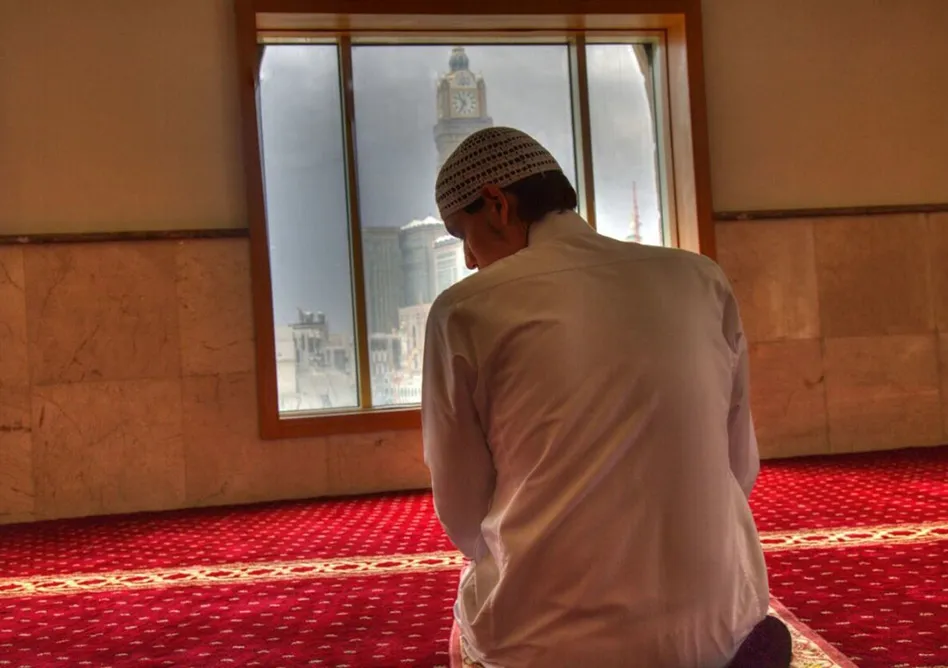 /media/umrah-images/man-praying.webp