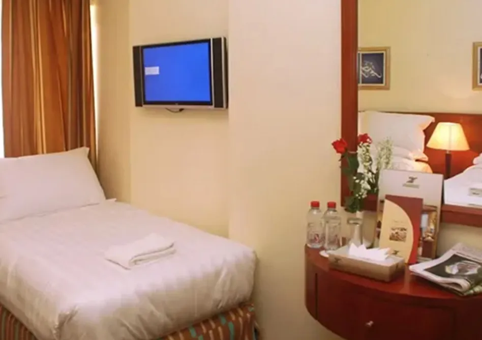 /media/umrah-images/room-with-single-bed.webp