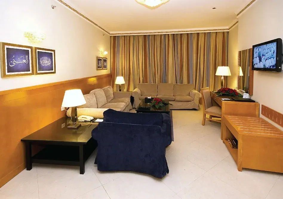 /media/umrah-images/sitting-area%20%2835%29.webp