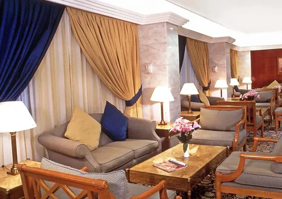 /media/umrah-images/sitting-sofa.webp